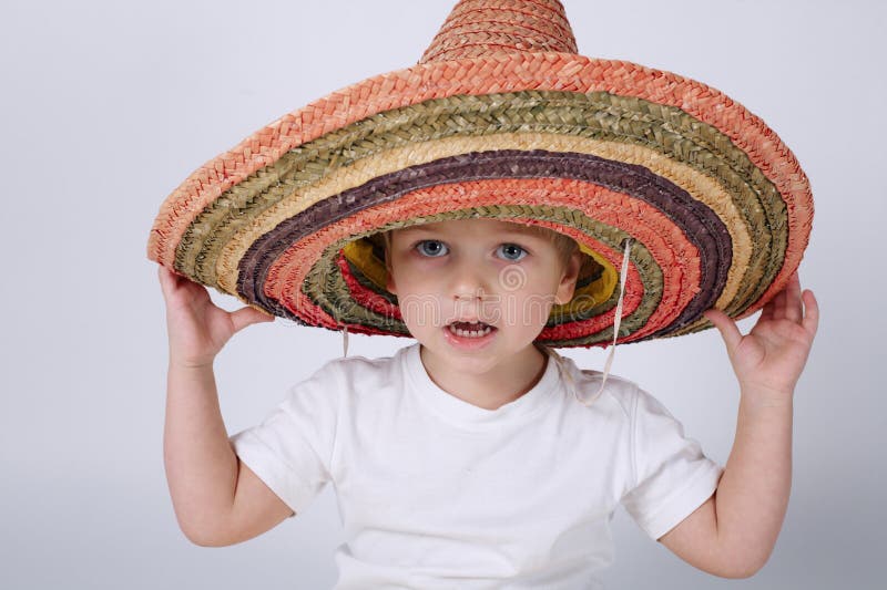 Милый мальчик с sombrero стоковая фотография rf Милый мальчик с sombrero стоковая фотография rf