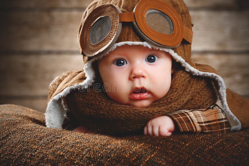 Милый пилотный младенец авиатора newborn стоковое изображение
