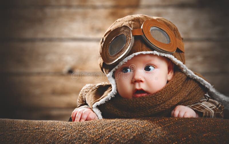 Милый пилотный младенец авиатора newborn стоковые изображения rf