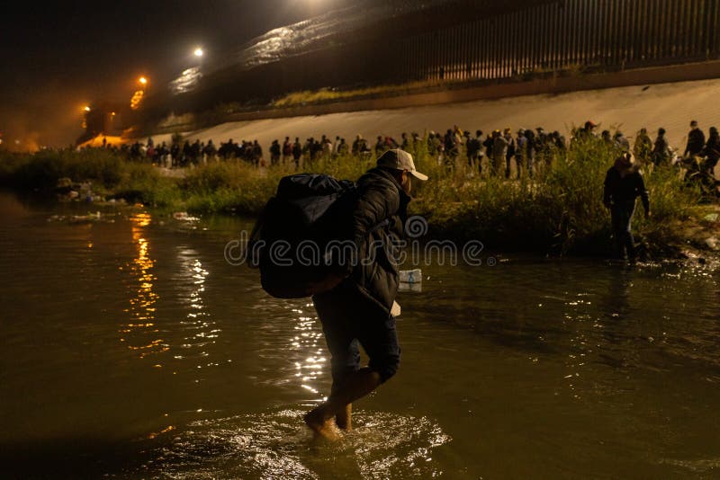 1,400 migrants, mostly from Bolivia and Nicaragua, cross the border in a caravan in Juárez to surrender to the border patrol to request humanitarian asylum. Juarez, Mexico, 12 November 2022. 1,400 migrants, mostly from Bolivia and Nicaragua, cross the border in a caravan in Juárez to surrender to the border patrol to request humanitarian asylum. Juarez, Mexico, 12 November 2022.