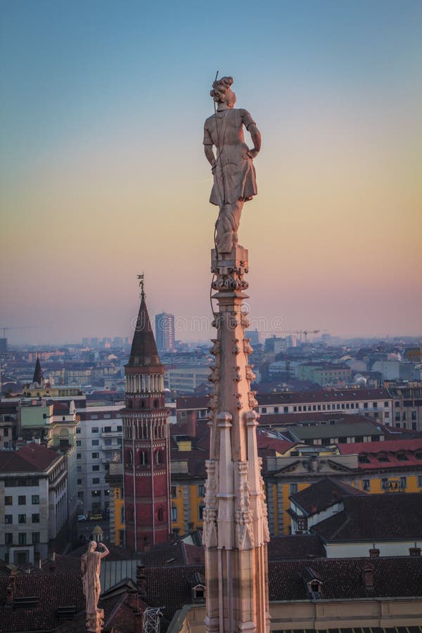 Милан вечера, взгляд города от террасы Duomo стоковая фотография rf Милан вечера, взгляд города от террасы Duomo стоковая фотография rf