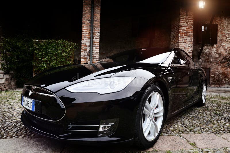 МИЛАН, ИТАЛИЯ - 21-ОЕ АПРЕЛЯ 2016: автомобиль tesla модельный s припаркованный в старой стоковая фотография МИЛАН, ИТАЛИЯ - 21-ОЕ АПРЕЛЯ 2016: автомобиль tesla модельный s припаркованный в старой стоковая фотография