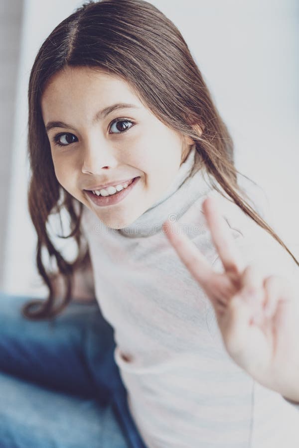 Милая preteen девушка делая жест V-знака стоковые фотографии rf