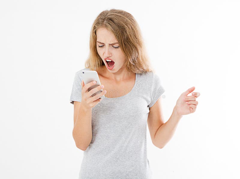 Милая женщина смотря smartphone видя плохую новость или фото с stunned эмоцией на стороне раскрывают рот, человеческое выражение стоковые фото Милая женщина смотря smartphone видя плохую новость или фото с stunned эмоцией на стороне раскрывают рот, человеческое выражение стоковые фото