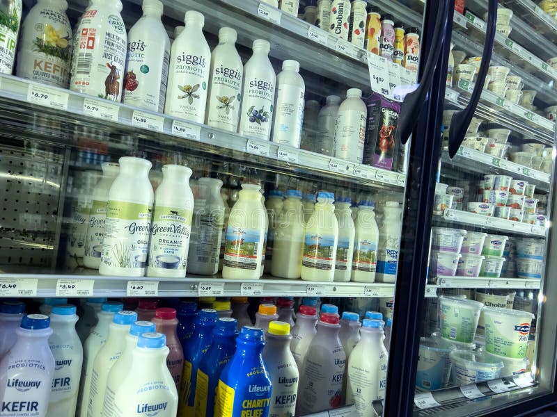 Милл-Крик-ваза-април 2022 : :: избирательное сосредоточение на молочных продуктах в холодильной секции города и стоковые изображения rf