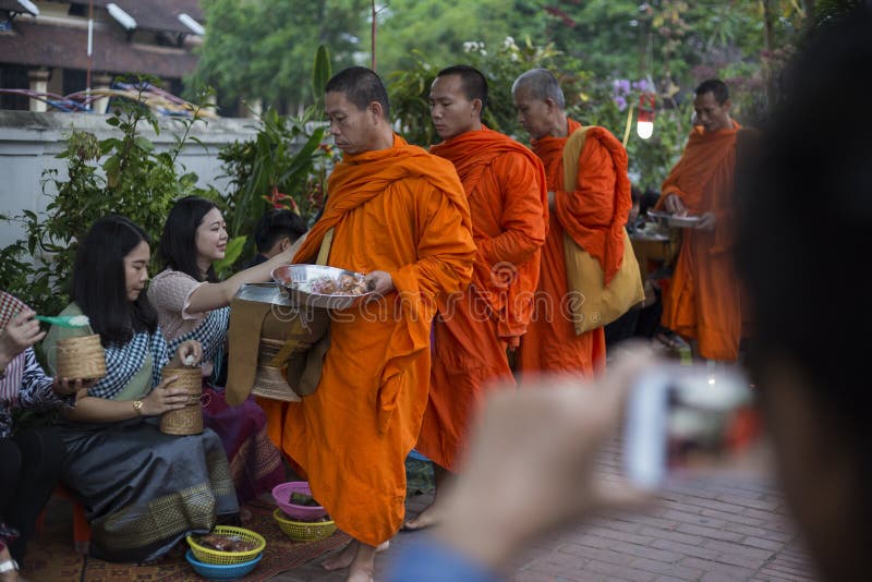 Милостыни давая церемонию в Luang Prabang, Лаосе стоковое фото Милостыни давая церемонию в Luang Prabang, Лаосе стоковое фото