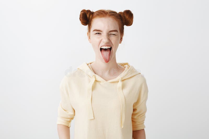 Милый redhead показывает ее одичалую сторону Крытая съемка привлекательной кавказской девушки имбиря при стиль причёсок 2 плюшек стоковые фотографии rf Милый redhead показывает ее одичалую сторону Крытая съемка привлекательной кавказской девушки имбиря при стиль причёсок 2 плюшек стоковые фотографии rf