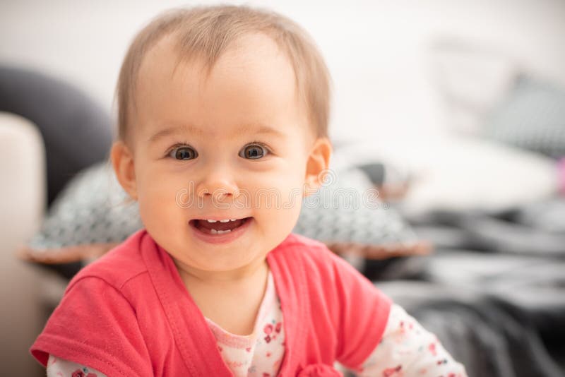 Милый 1 - летний смех ребенка в глаза камеры большие коричневые и широкую улыбку с новым teethes, концепция прорезывания зубов стоковое изображение rf Милый 1 - летний смех ребенка в глаза камеры большие коричневые и широкую улыбку с новым teethes, концепция прорезывания зубов стоковое изображение rf