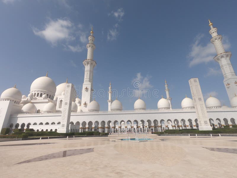 Минареты шейха Zayed Больш Мечети на утре в Абу-Даби стоковые фотографии rf Минареты шейха Zayed Больш Мечети на утре в Абу-Даби стоковые фотографии rf