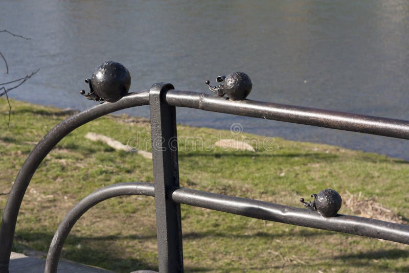 Мини скульптура металла фото ежа характера семьи животного в Uzhgorod Украине стоковая фотография Мини скульптура металла фото ежа характера семьи животного в Uzhgorod Украине стоковая фотография