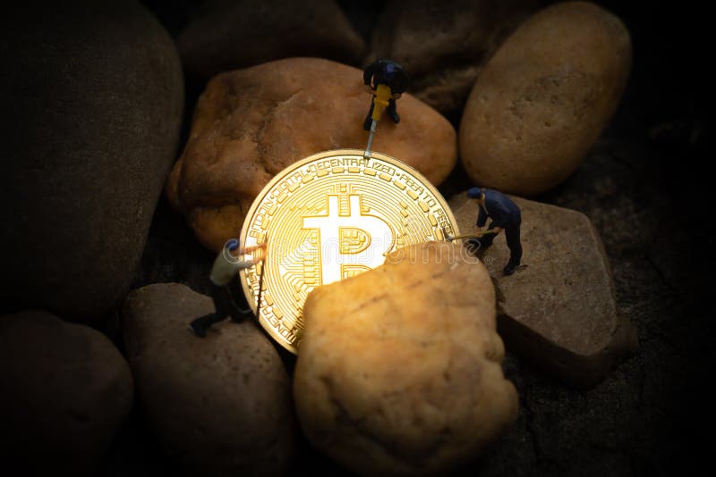 Миниатюрные горнорабочие выкапывая золотое bitcoin в шахте стоковая фотография Миниатюрные горнорабочие выкапывая золотое bitcoin в шахте стоковая фотография