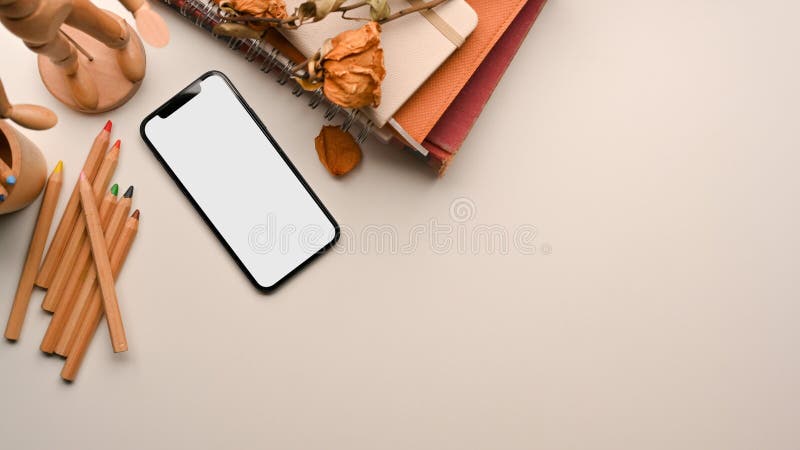 минимальное рабочее пространство в бежевом фоне концепция смартфона макет сухих цветов карандаши планировщик книга стоковое фото rf