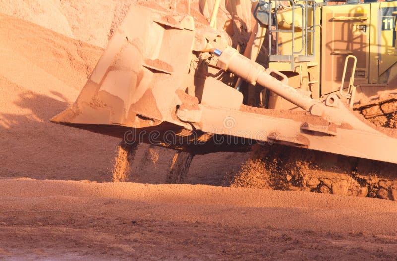 Download Минирование боксита стоковое фото. изображение насчитывающей dozer - 37929890