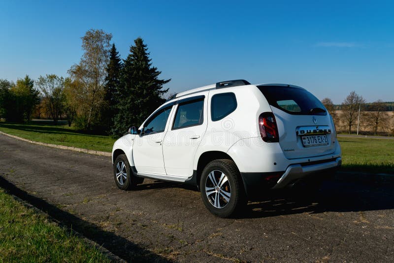 минск (октябрь 2021) : белая ленточная лента на старой дороге 4x4 suv. осенний ландшафт. горизонтальная фотография