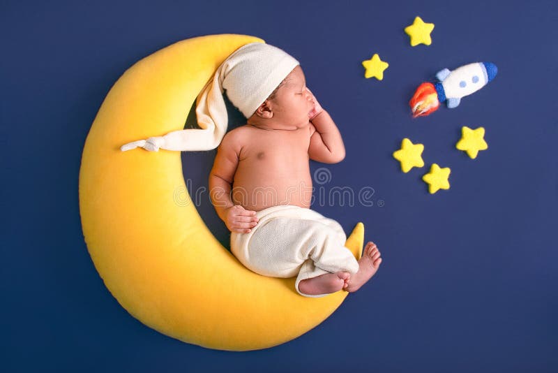 младенец спит в костюмах миленький маленький мальчик