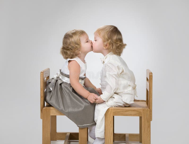младенцы целуют немногую 2