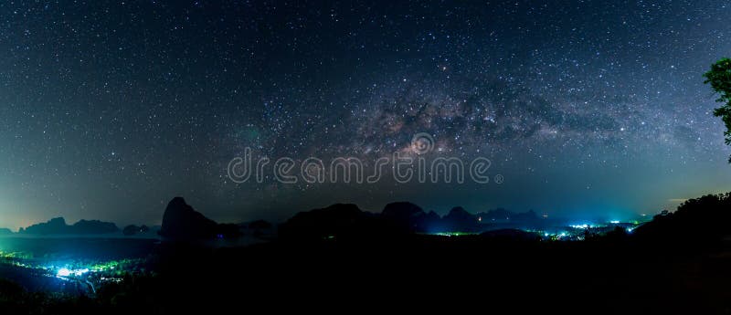 Млечный путь над moutain и океаном Таиландом стоковое фото Млечный путь над moutain и океаном Таиландом стоковое фото