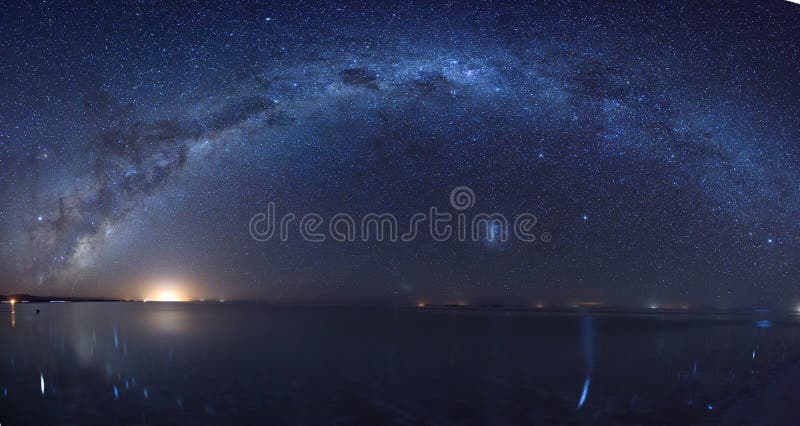 Млечный путь над Саларом de Uyuni, квартирой соли мира самой большой стоковая фотография rf