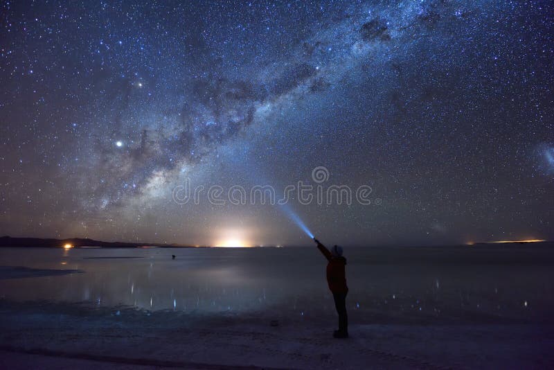 Млечный путь над Саларом de Uyuni, квартирой соли мира самой большой стоковое изображение rf