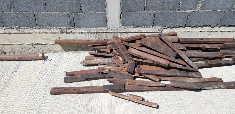 Многие woodpiles или войти в систему бетонный пол с седой фоном кирпичной стены на стройке стоковое фото rf