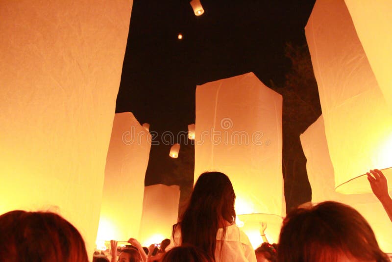 Много воздушный шар фонарика неба был выпущен в фестивале Loy Krathong люди, который нужно помолить для счастья В верьте буддизма стоковая фотография Много воздушный шар фонарика неба был выпущен в фестивале Loy Krathong люди, который нужно помолить для счастья В верьте буддизма стоковая фотография