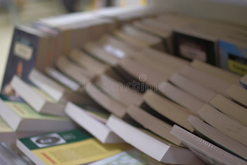 Много книг бестселлера мягкой крышки на полке в магазине стоковые изображения rf Много книг бестселлера мягкой крышки на полке в магазине стоковые изображения rf