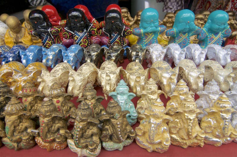 Много красочные статуи Ganesha, слонов и Buddhas стоковая фотография rf Много красочные статуи Ganesha, слонов и Buddhas стоковая фотография rf