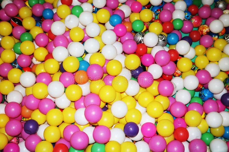 Много красочных пластичных шариков в ballpit детей на спортивной площадке стоковое изображение Много красочных пластичных шариков в ballpit детей на спортивной площадке стоковое изображение