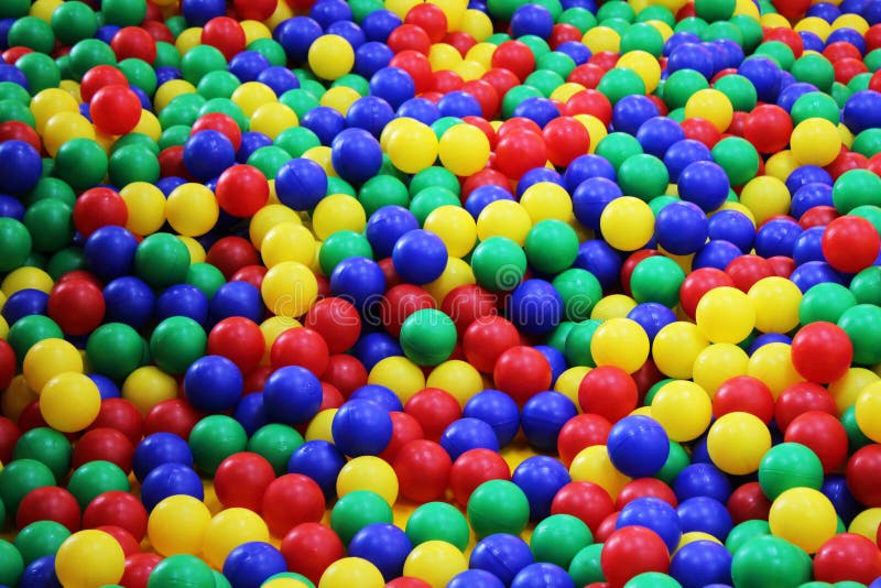 Много красочных пластичных шариков в ballpit ` детей на спортивной площадке стоковое фото rf Много красочных пластичных шариков в ballpit ` детей на спортивной площадке стоковое фото rf