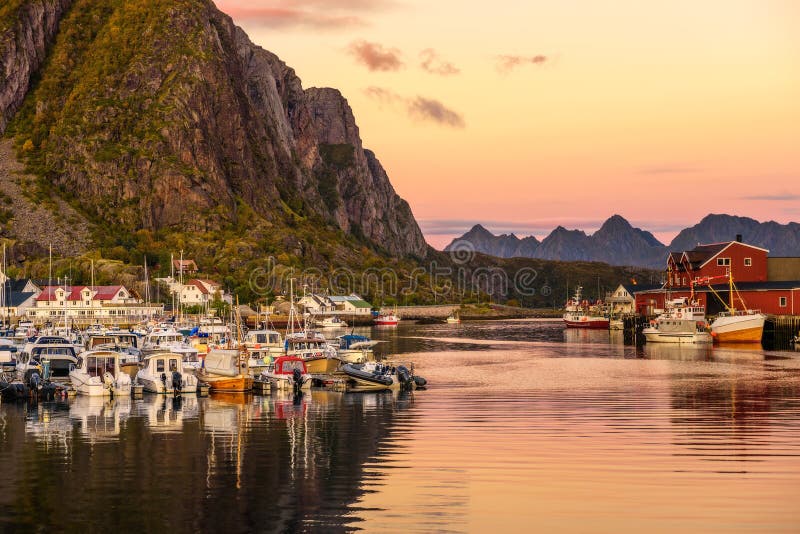 Много яхт поставленных на якорь на Марине Svolvaer на островах Lofoten в Норвегии стоковое фото