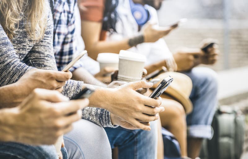 Многокультурная группа друзей используя smartphone с кофейной чашкой стоковое изображение rf