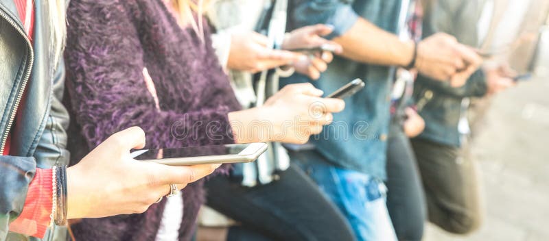 Многокультурная группа друзей используя смартфон на перерыве задворк университета - руки людей пристрастившийся мобильным умным т стоковая фотография