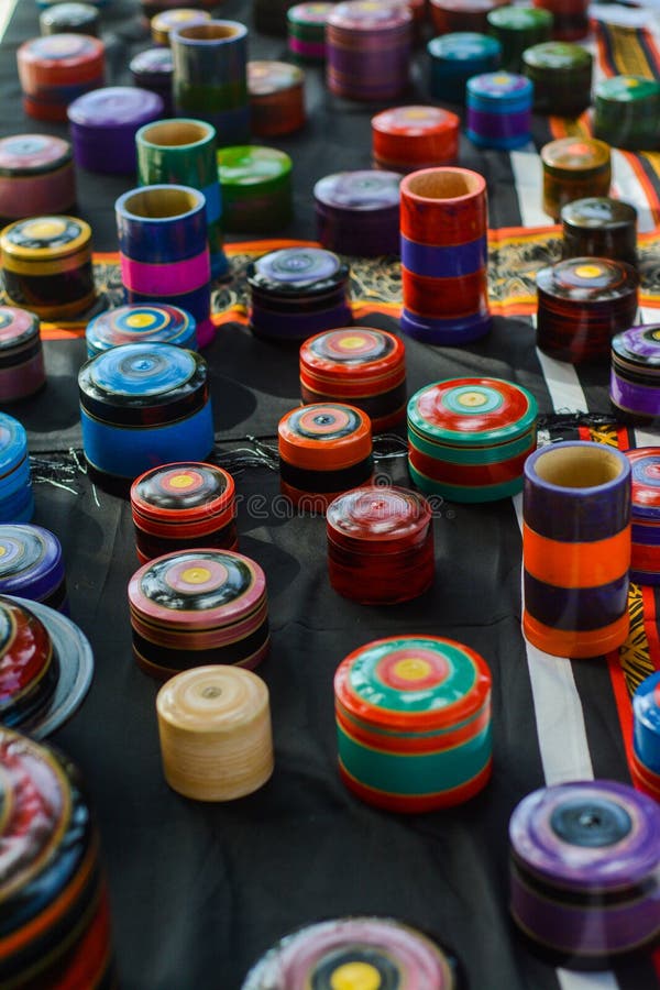 Множество живых покрашенных handmade ларцов сделанных из древесины стоковые фото