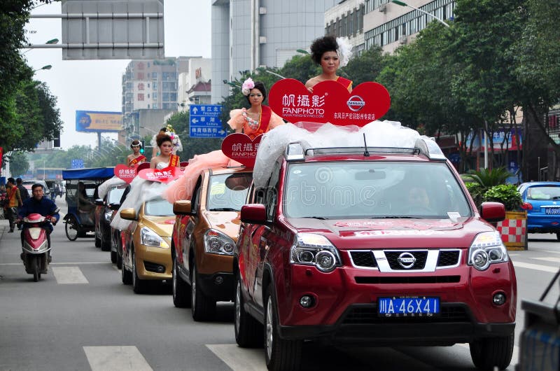 Pengzhou, Китай: Модели в автомобилях стоковая фотография rf Pengzhou, Китай: Модели в автомобилях стоковая фотография rf
