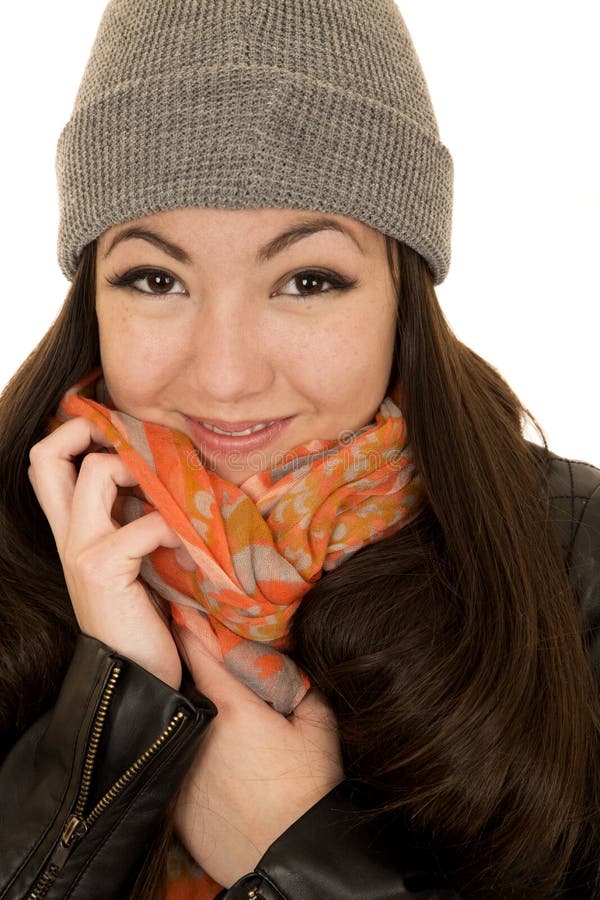 Модель брюнет предназначенная для подростков snuggling ее шляпа и beanie стоковое фото Модель брюнет предназначенная для подростков snuggling ее шляпа и beanie стоковое фото