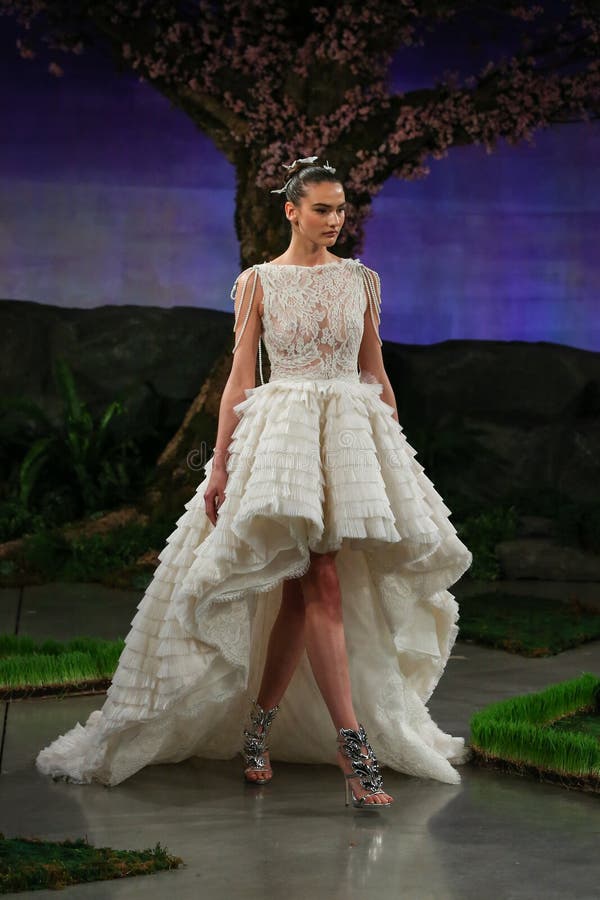 Модель идет взлётно-посадочная дорожка на выставку 2016 весны Ines Di Santo Bridal/взлётно-посадочная дорожка лета стоковые изображения