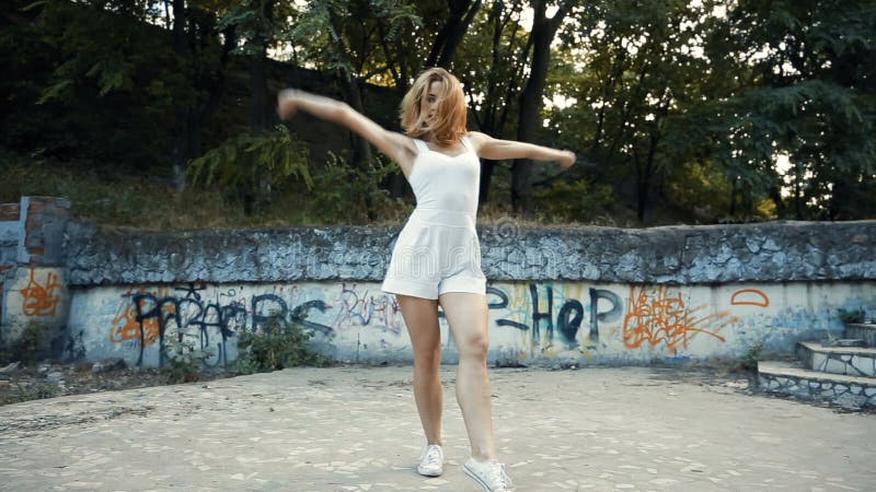 Молодая азиатская женщина танцуя современная хореография в парке города, снаружи Руины города и разнообразие граффити акции видеоматериалы