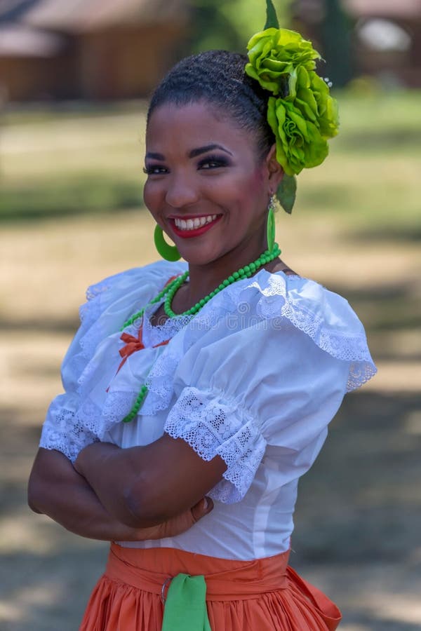 Молодая девушка танцора от Пуэрто-Рико в традиционном костюме