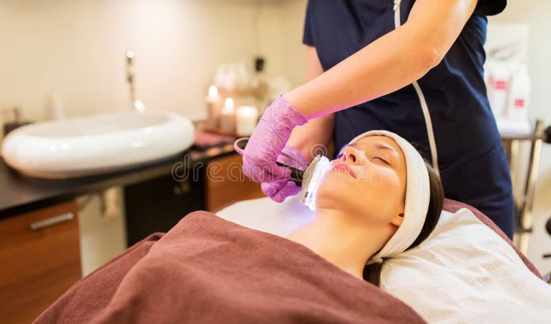 Молодая женщина имея microdermabrasion стороны на курорте стоковые фотографии rf Молодая женщина имея microdermabrasion стороны на курорте стоковые фотографии rf