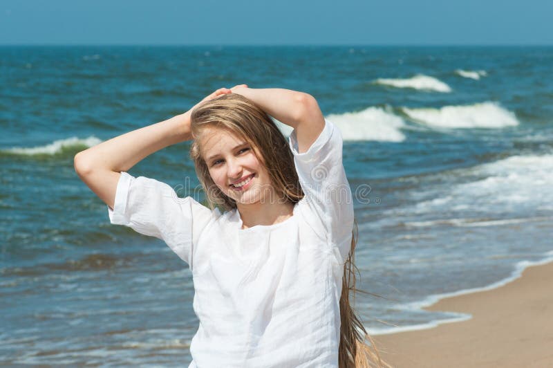 Junge frau am strand