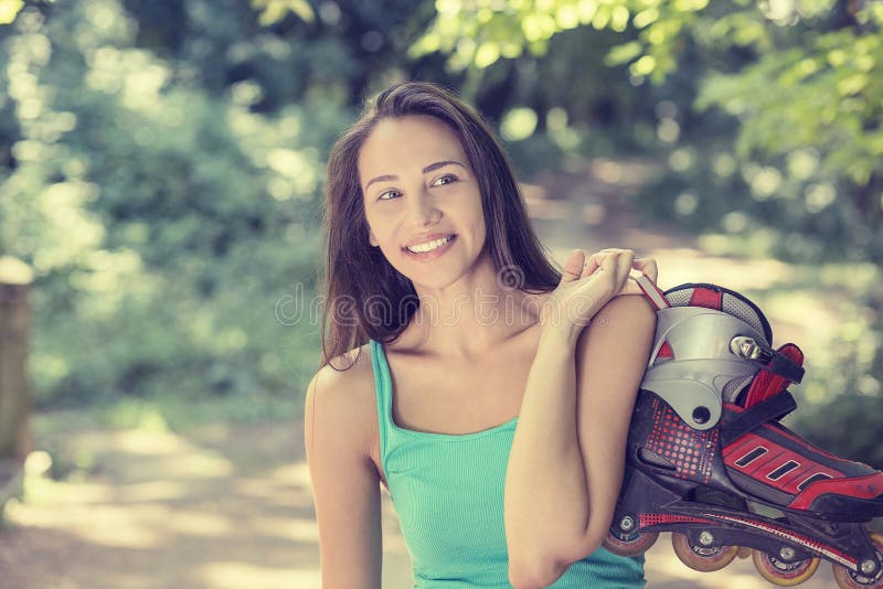 Молодая женщина портрета счастливая идя rollerblading держать в линии катается на коньках стоковое фото Молодая женщина портрета счастливая идя rollerblading держать в линии катается на коньках стоковое фото