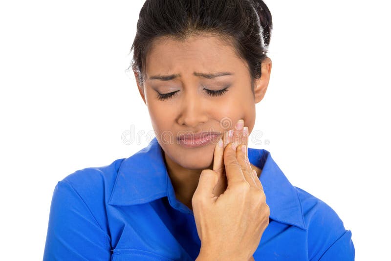 Молодая женщина с чувствительной проблемой кроны боли зуба