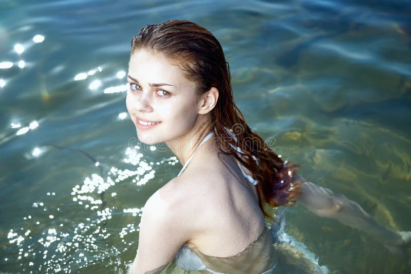 Молодая красивая женщина купает в море, портрете, воде, каникулах стоковая фотография