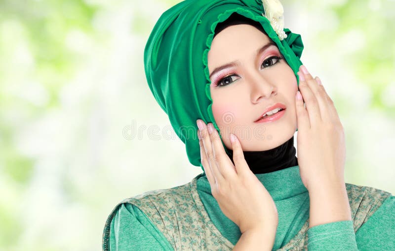Молодая красивая мусульманская женщина с hijab зеленого костюма нося стоковое фото