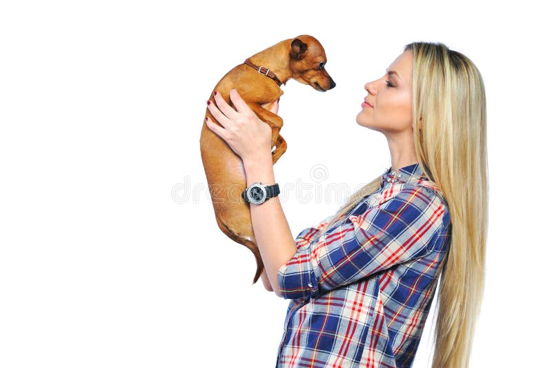 Молодая красивая счастливая женщина держа малую собаку
