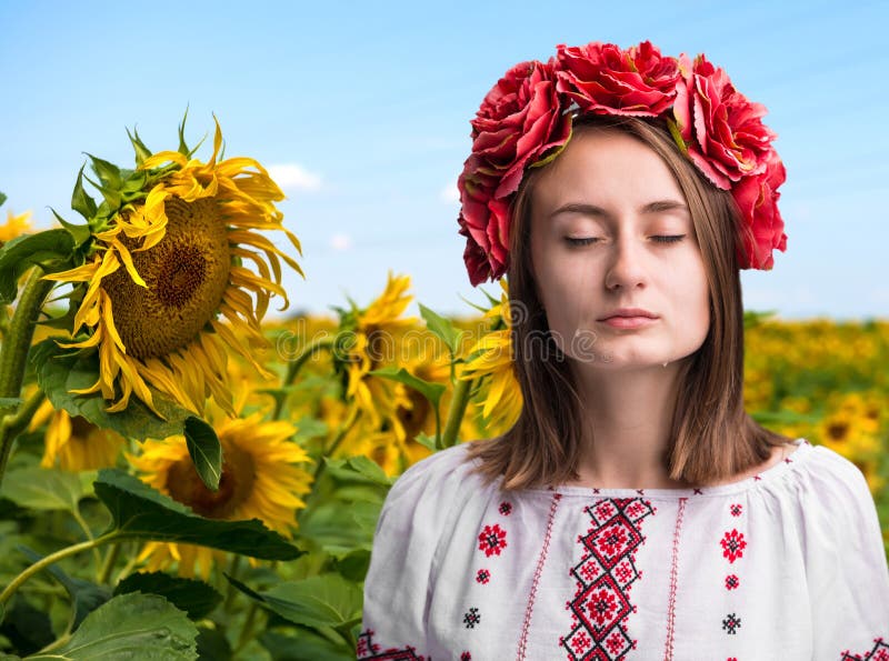 Молодая плача девушка в украинском национальном костюме стоковая фотография rf