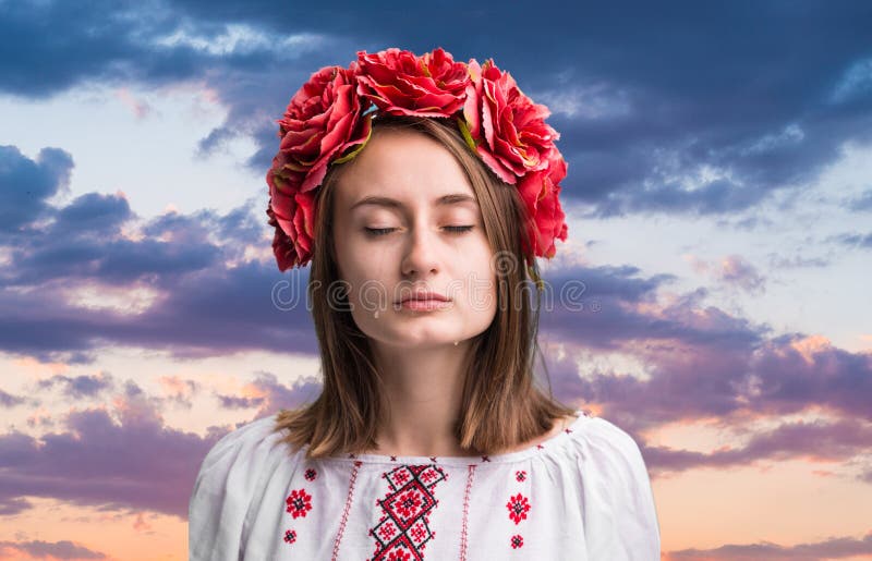 Молодая плача девушка в украинском национальном костюме стоковая фотография rf