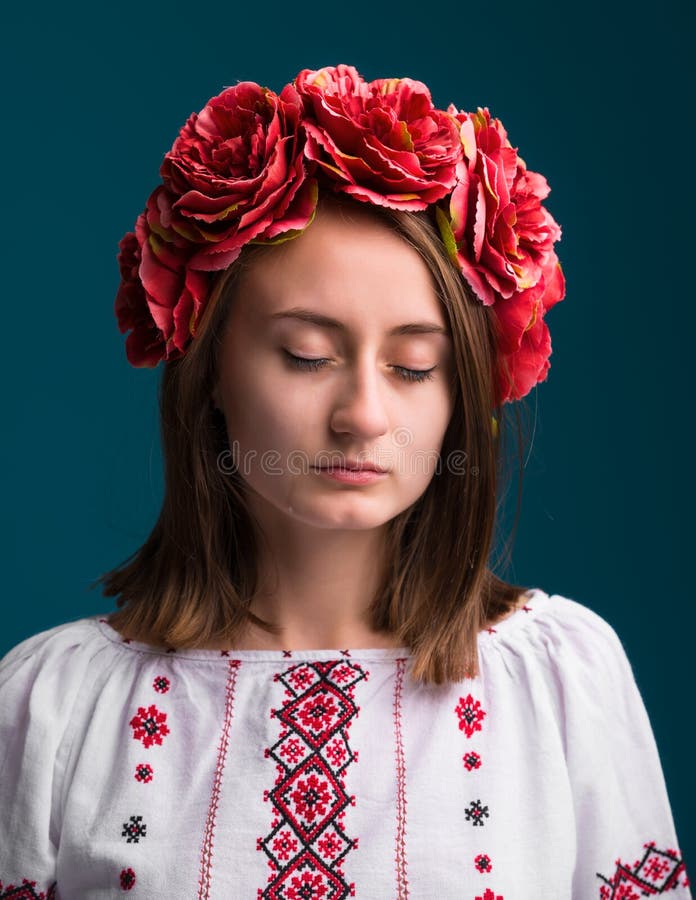 Молодая плача девушка в украинском национальном костюме стоковые фотографии rf