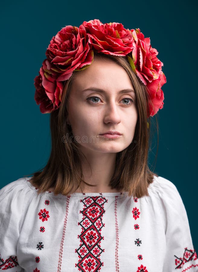 Молодая плача девушка в украинском национальном костюме стоковые фотографии rf