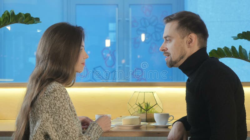 Молодая пара выпивает кофе в кафе видеоматериал